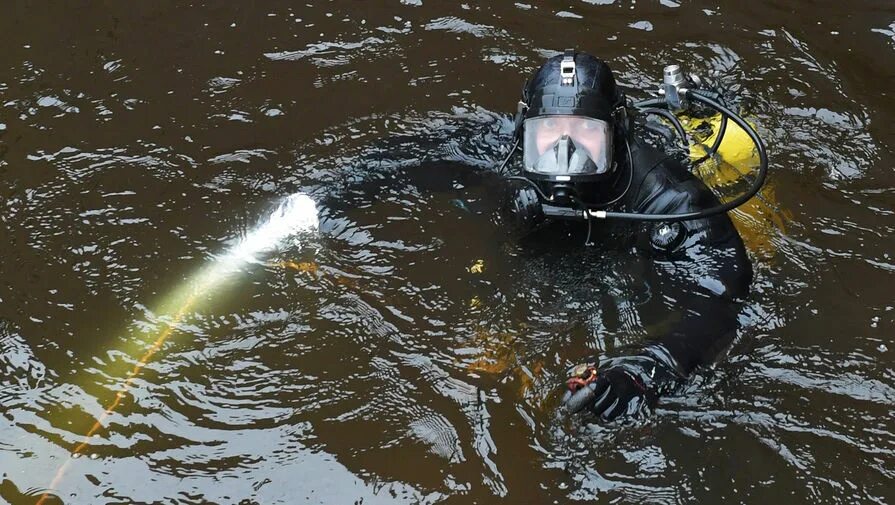 Водолазы фонтейна вылавливают реликвии и надеются быстрее. Водолаз. Водолазы пожар. Водолаз в мойке. Водолаз спасает девочку игра.