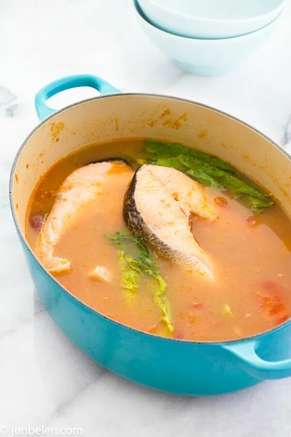 Какая рыба для супа. Синиганг суп. Уха из семги. Азиатский рыбный суп. Уха из брюшек лосося.