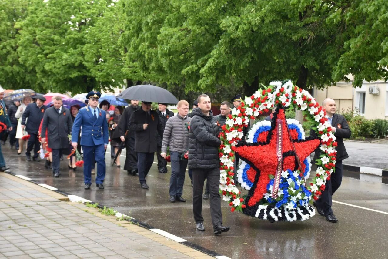 9 Мая фото. Вечный огонь фото к Дню Победы. Цветок день Победы. Цветы у вечного огня фото. Каневская 9