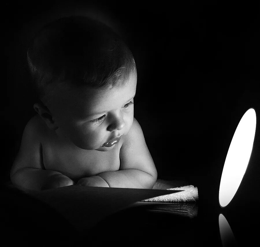 любопытный ребенок. любопытный малыш. креативные дети. любопытный малыш. любопытный малыш.