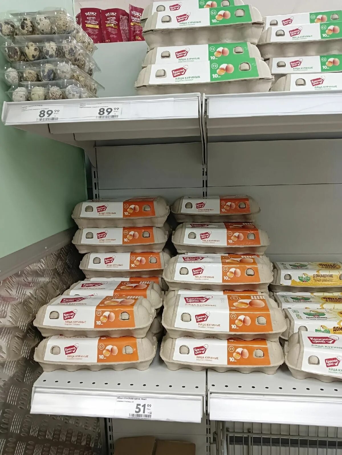 Яйца куриные в пятерочке. Яйца в магазине. Яйца куриные в пятерочке. Сколько стоят 10 яиц в пятерочке. Яйца в пятерочке.