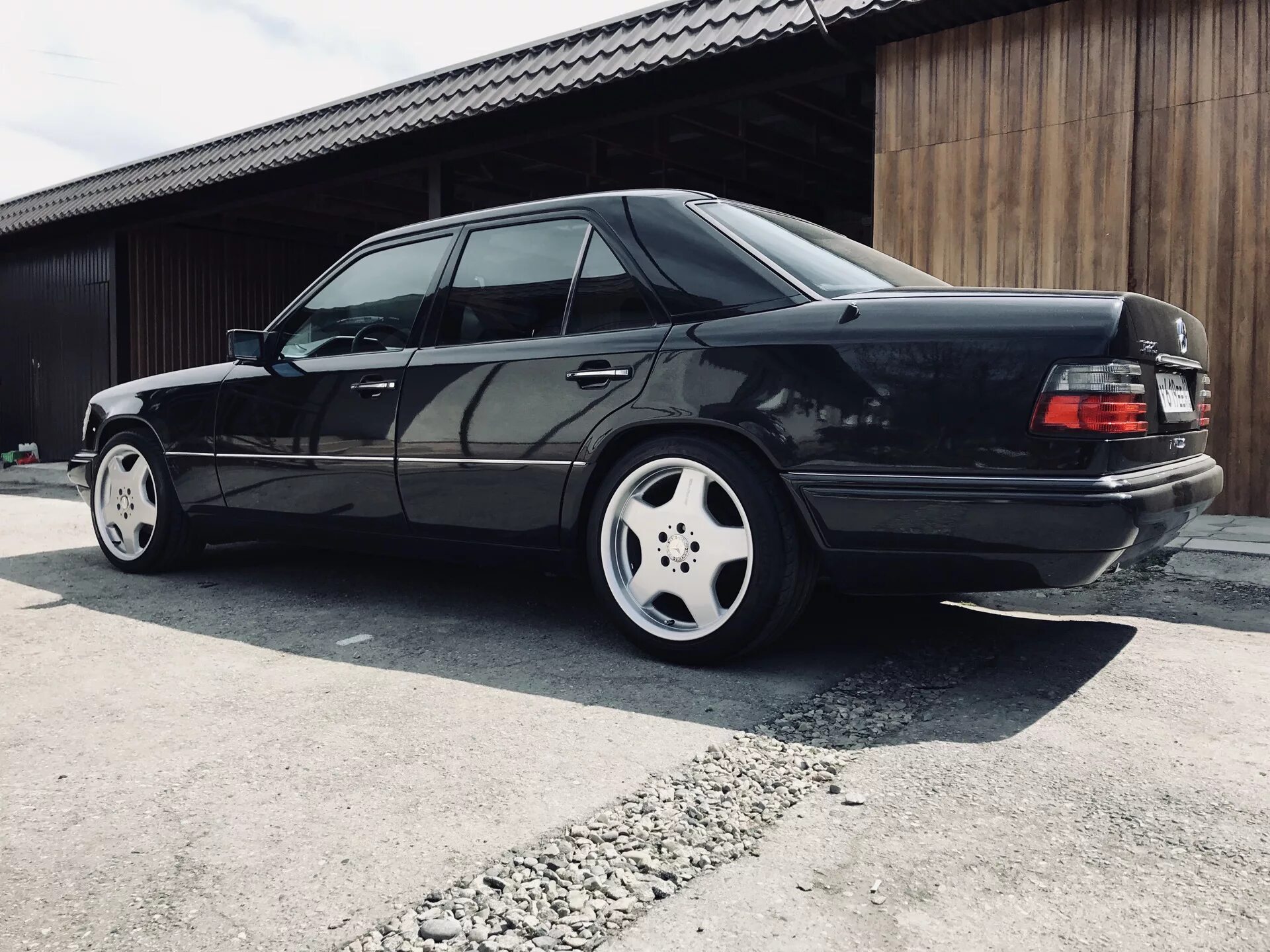 124 диска. W124 мерседес на r19. Mercedes 124 r18. Зеленый мерседес w124. Mercedes w124 e230.