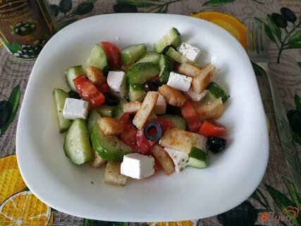 Греческий салат с сухариками
