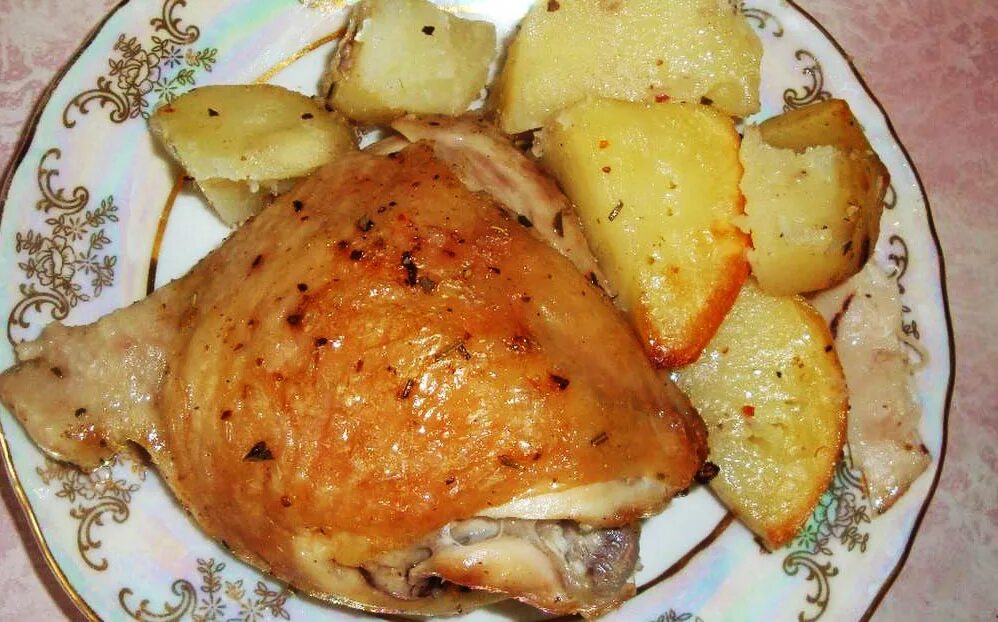 Грудки с картошкой в рукаве. Курица с картошкой. курица с картошкой в духовке. курочка с картошкой в духовке. курица с картошкой в рукаве.