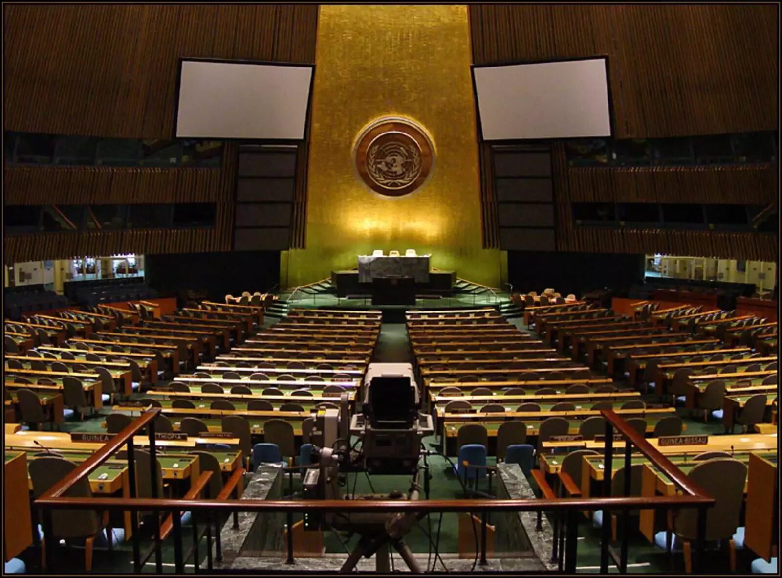 Отношения с оон. Зал Генеральной Ассамблеи ООН. Штаб-квартира ООН В Нью-Йорке. Генеральная Ассамблея ООН потолок. ООН штаб зал.