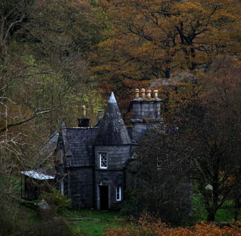 Хозяйка замка или ведьме нужен дом. Готический Викторианский особняк Лесной. Ведьмин колодец (Эдинбург). Дом ведьмы / дом ведьм / Ведьмин дом / Witchouse. Готический особняк в Шотландии.