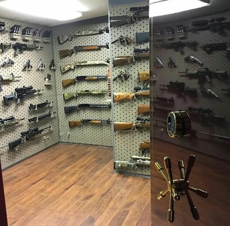 Мужской угол магазин. Оружейная комната. Комната с оружием. Оружейная комната в доме. Оружейная комната в частном доме.