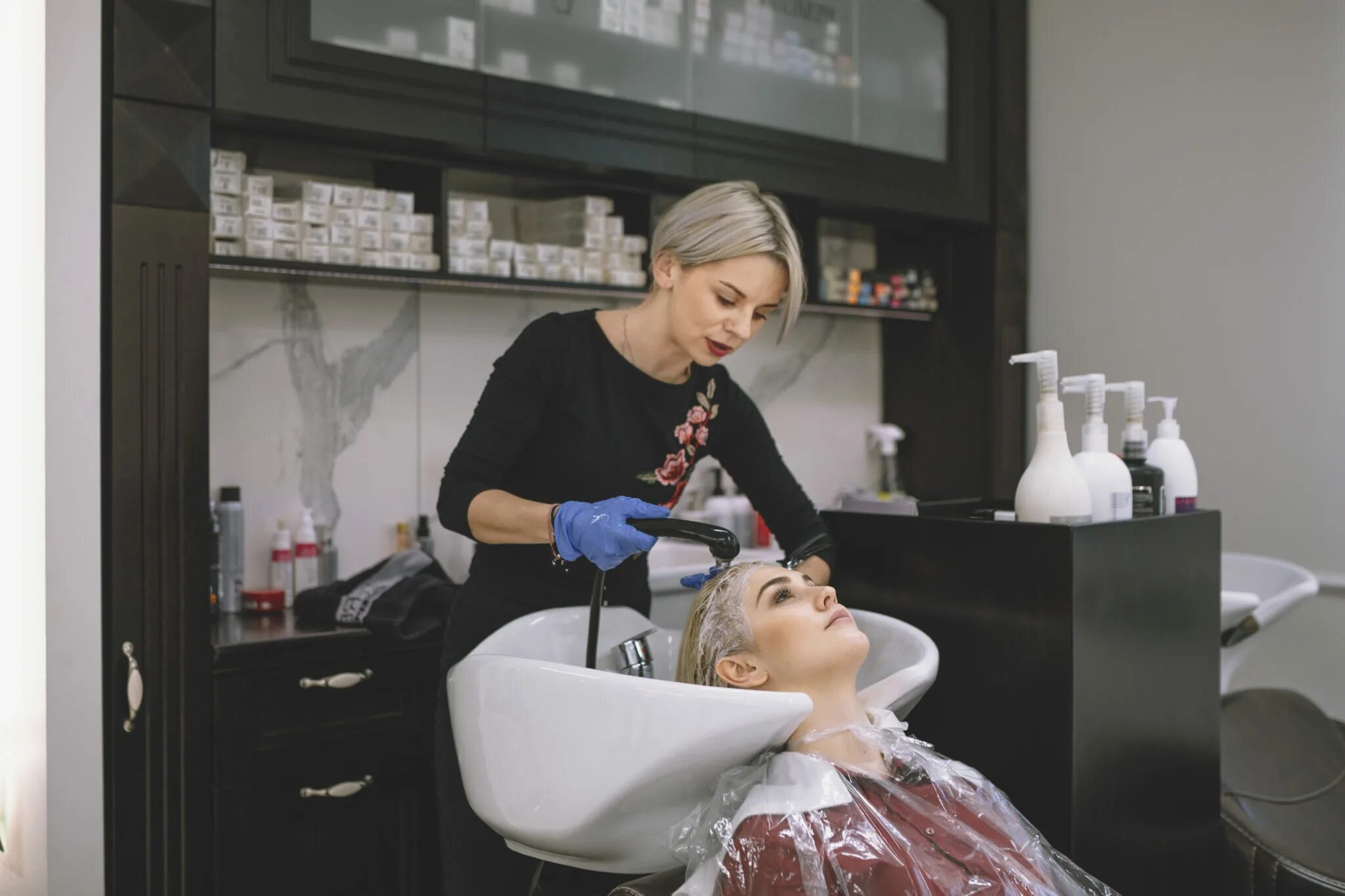 клиент в парикмахерской. парикмахер. салон красоты закрывается. в салонах перед тем как. в салонах перед тем как.