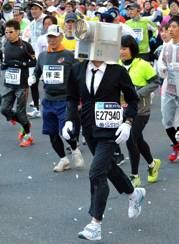 Токийский марафон. Оригинальные костюмы для забега. Марафон в костюмах. Необычный костюм на марафон.