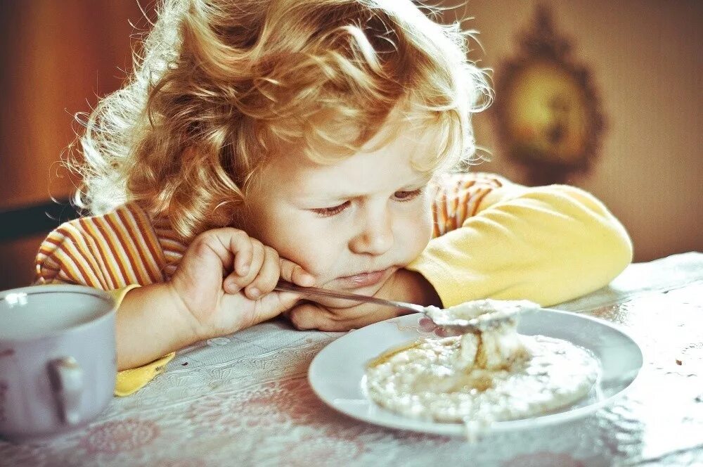 Если хотите стать сильными детки ешьте стих. Дети за столом. Каша для детей. Завтрак для детей. Кушать кашу.
