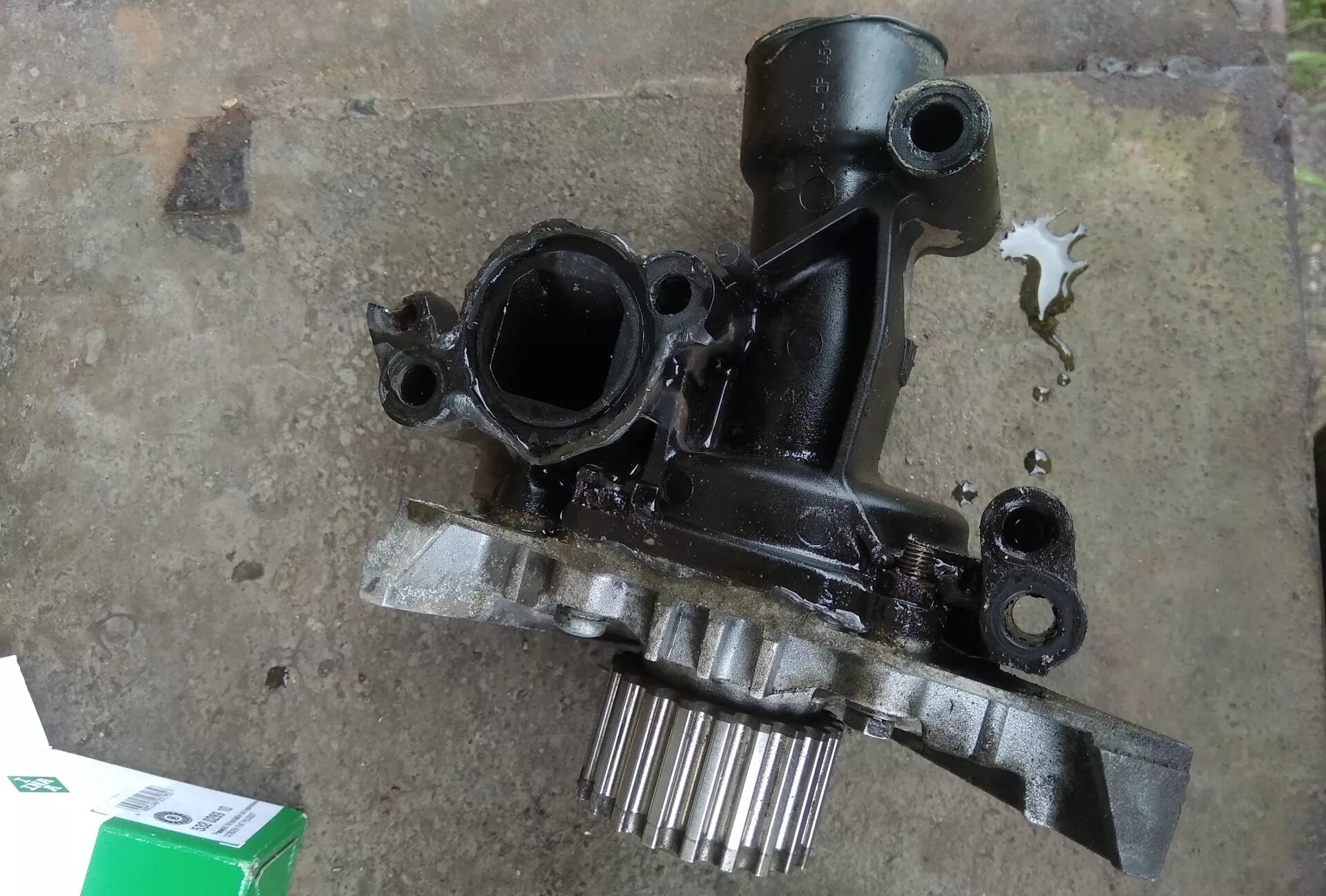 Прокладка помпы пежо 406. Citroen/peugeot 98 015 733 80. Помпа пежо 306. Корпус помпы пежо 407. Пежо 308 помпа драйв 2.
