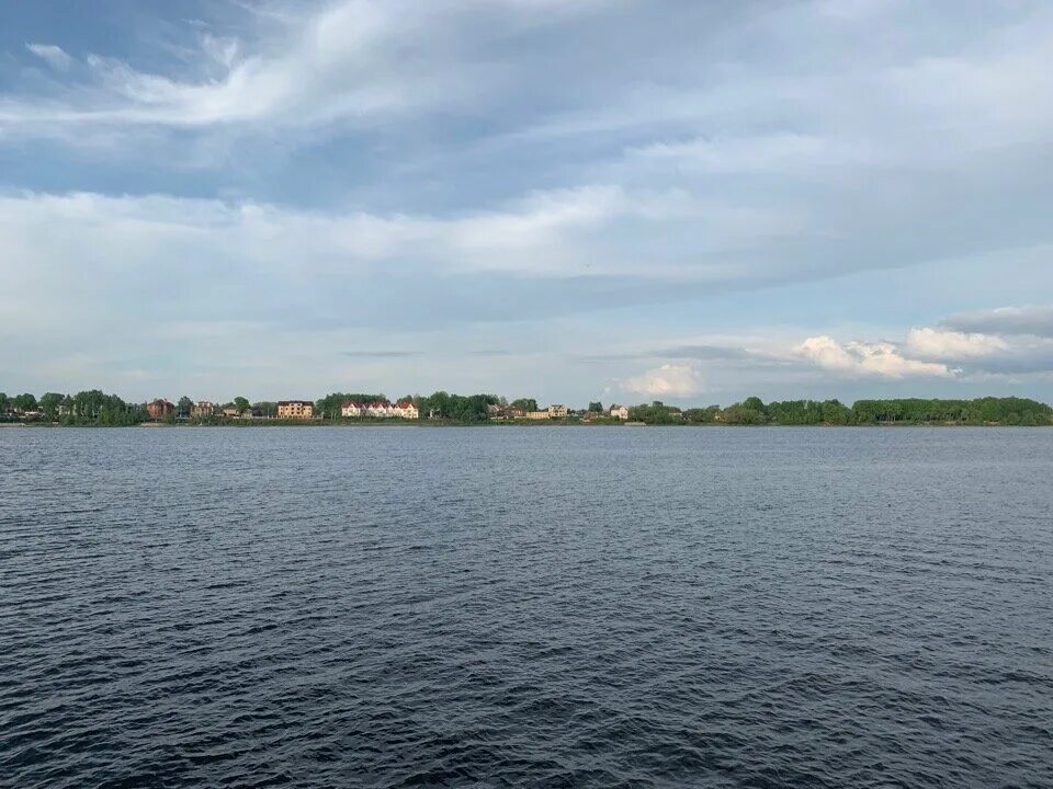 Уровень волги в ярославле сегодня. Ярославль за Волгой. Четырехугольная глава на Волге Ярославль. Ярославль -Череповец по Волге. Качели на берегу Волги Ярославль Брагино.