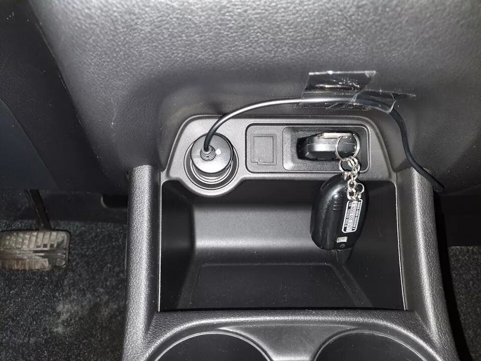 Прикуриватель митсубиси аутлендер. Mitsubishi outlander 3 прикуриватель. панель прикуривателя mitsubishi outlander 3. снятие прикуривателя аутлендер 3. видеорегистратор в аутлендер 3.