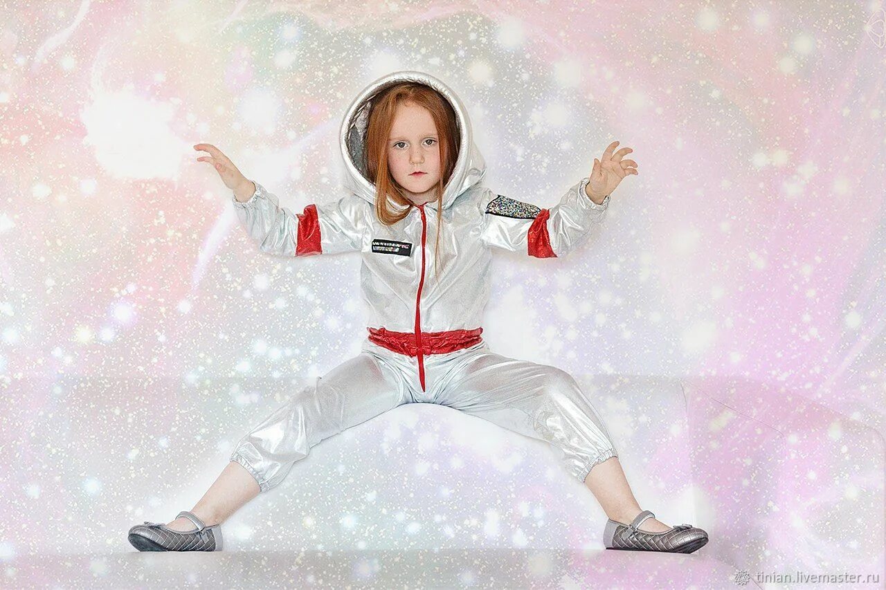 Костюм космонавта для девочки. Костюм Космонавта для детей. Костюм Космонавта детский для девочки. Карнавальный костюм космонавт.