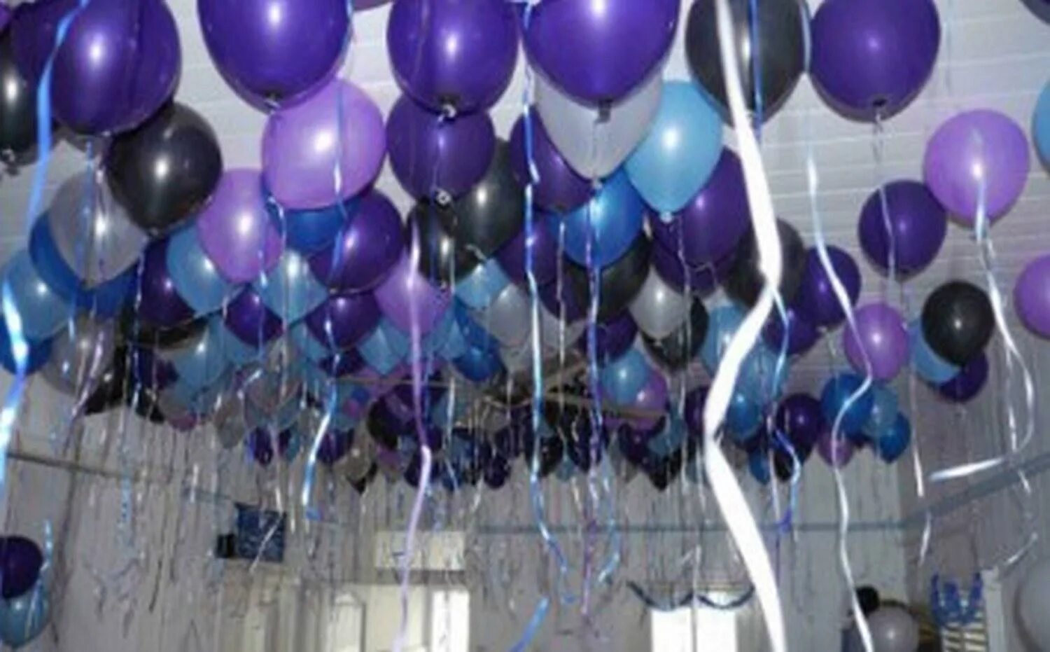 Долгие шарики. Воздушные шары гелиевые. Шары на потолке день рождения. Украшение шарами. Украшение потолка шарами.