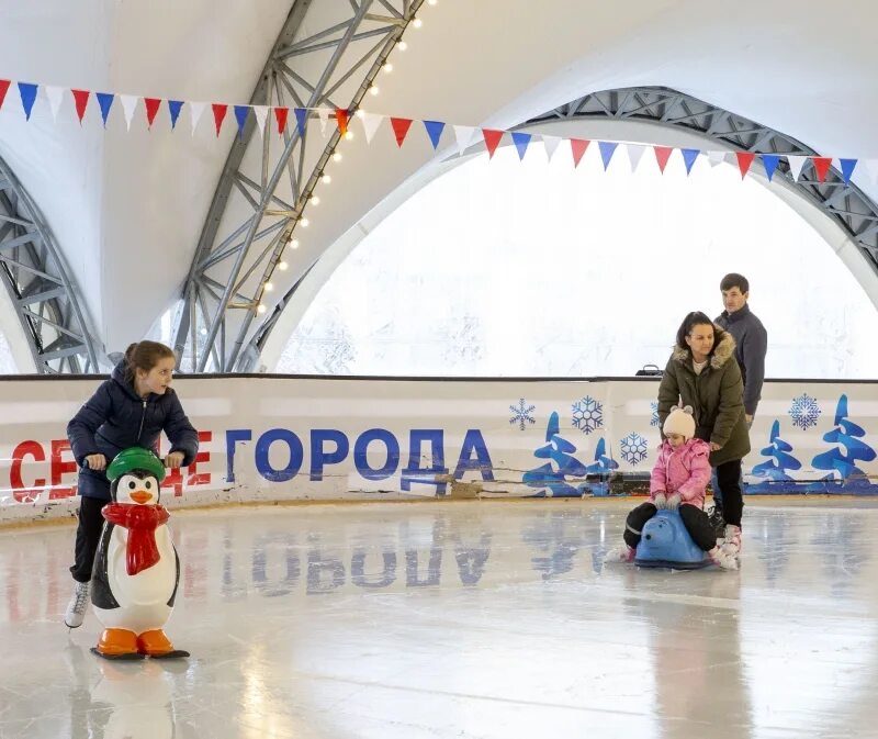 Каток ставрополь купить билеты. Каток. Каток в центре Ставрополя. Каток в сердце города Ставрополь. Каток на площади революции.