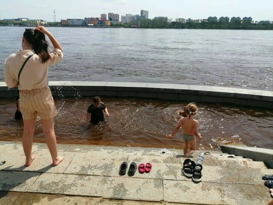 Набережная для купания. Купание в Амуре. Купается в Амуре. Благовещенск набережная купаться.