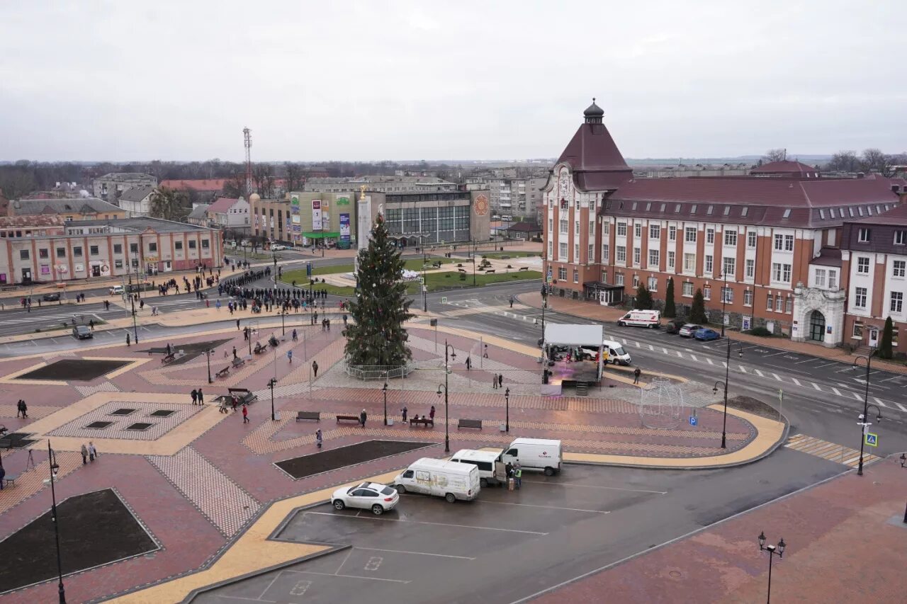 Калининград купить в центре. Центральная площадь Гусев Калининградская область. Новая площадь в Гусеве Калининградской области. Площадь Гусева Калининградской области. Калининград центр города площадь.