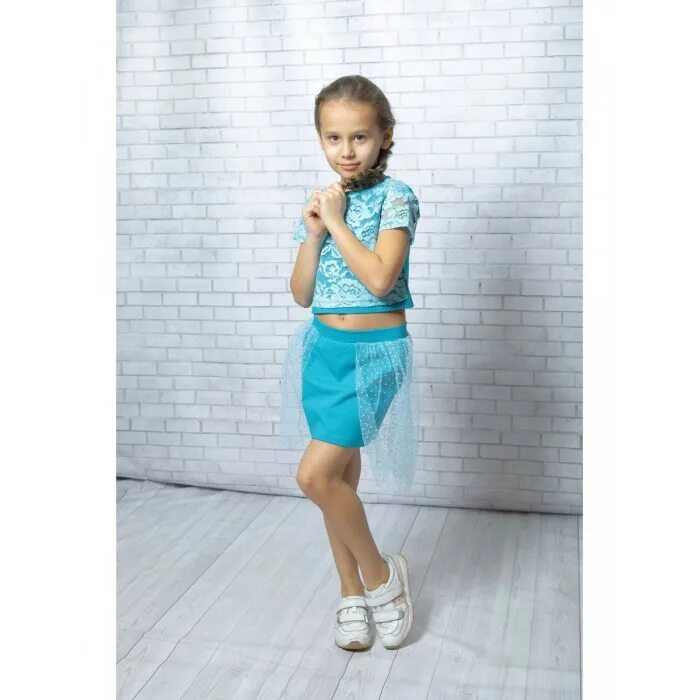 Девочка в платье маленькая веселая. Маленькие девочки с бантиками. Модные прически для девочек. Кристина пименова 2021. H&m юбка для девочки.