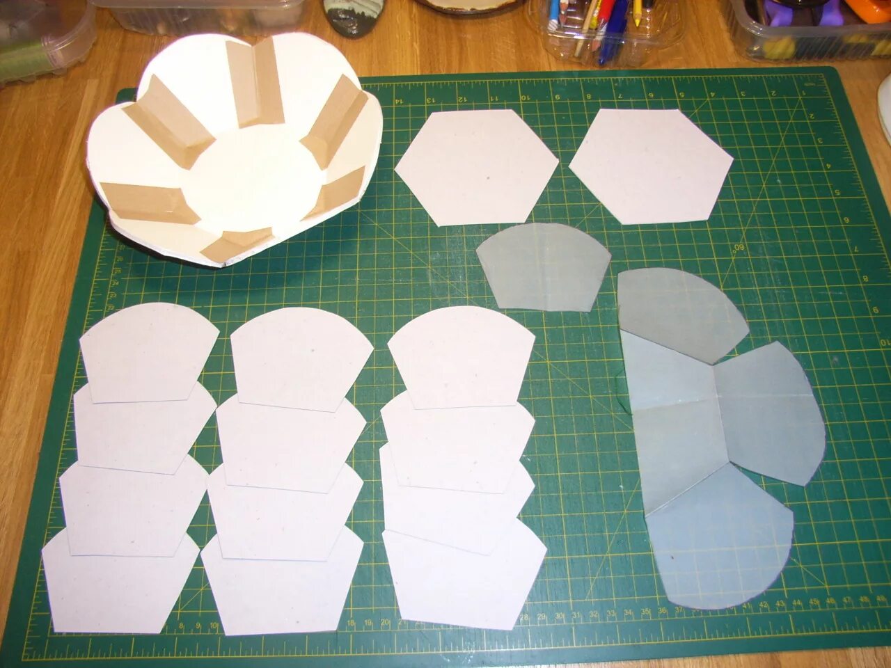 Блюдце из бумаги. Как сделать бумажную тарелку. Тарелка из бумаги. Тарелка из картона. Украшения из бумажных тарелок.