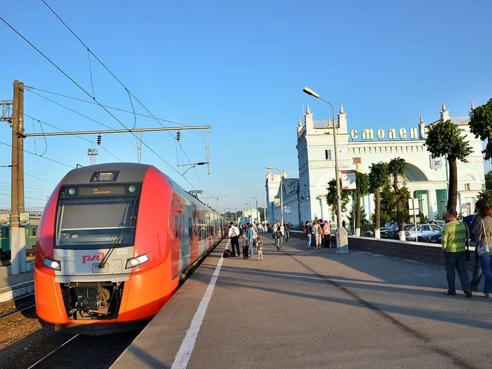 Билеты москва смоленск ласточка. Поезд Ласточка Смоленск. Поезд Ласточка Москва Смоленск. Ласточка Москва Смоленск. ЖД вокзал Смоленск Ласточка.