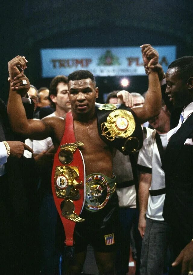 Боксер тайсон. Майк тайсон боксер. майк тайсон с поясами. mike tyson 1998. mike tyson с поясами.