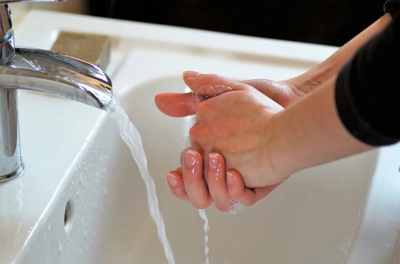 Мытье рук. Мыть руки. Мытье рук с мылом и водой применяется для. Женщина моет руки.