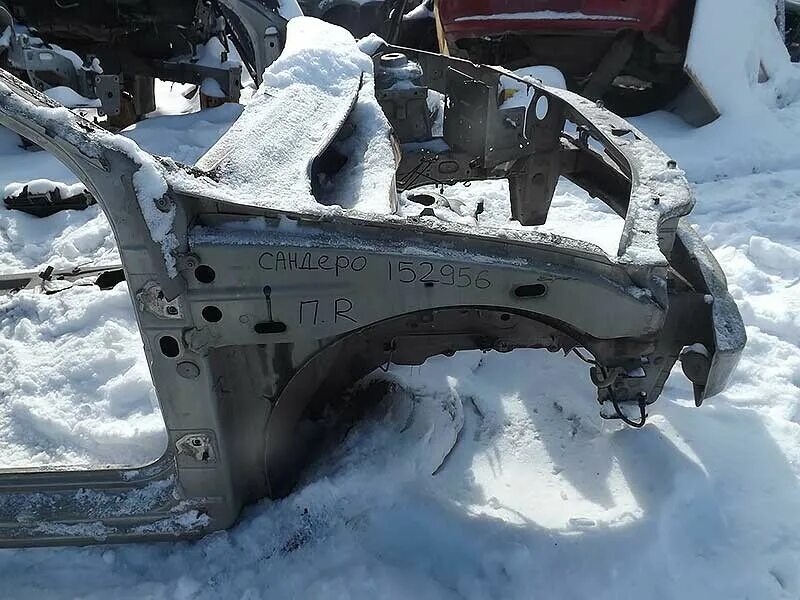 751118394r. Рено сандеро левый лонжерон. Лонжероны рено сандеро. Четверть передняя левая. Рено сандеро лонжерон передний.