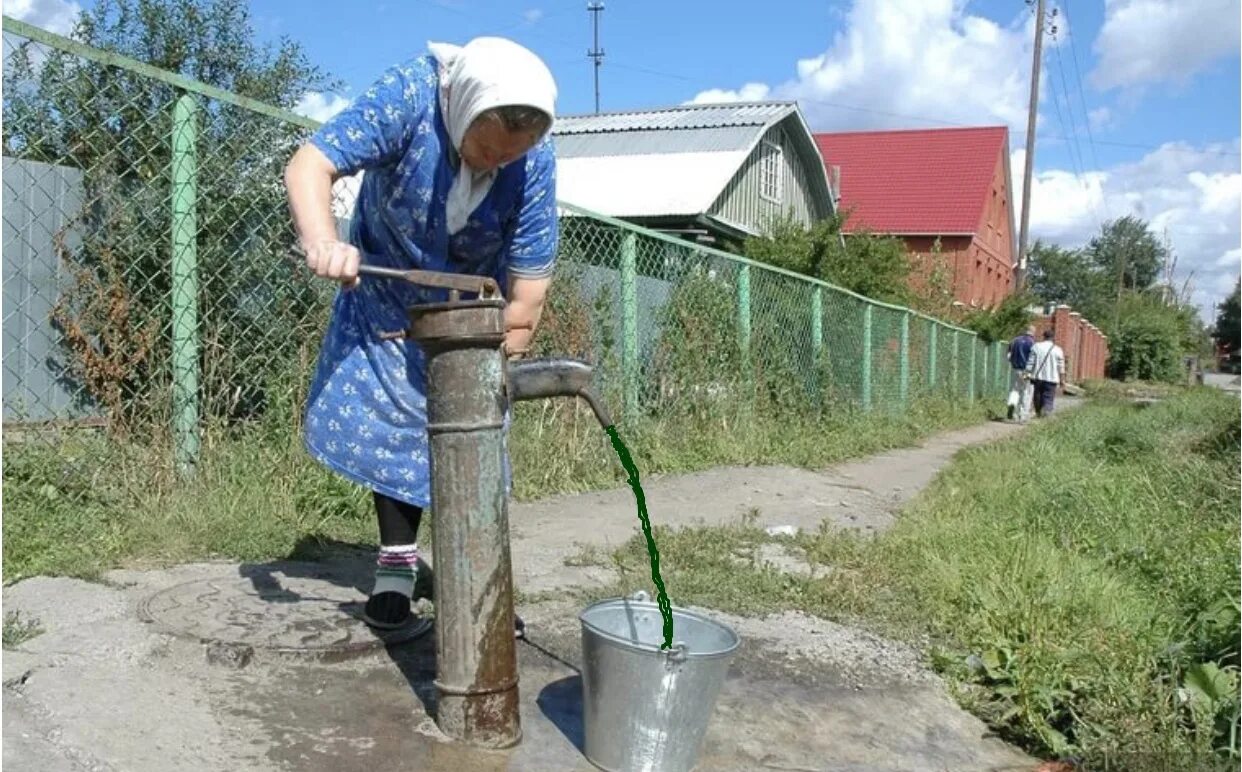 Вода деревенская. Колонка воды в деревне. Деревенская колонка для воды. Сельский водопровод. Водяная колонка в деревне.