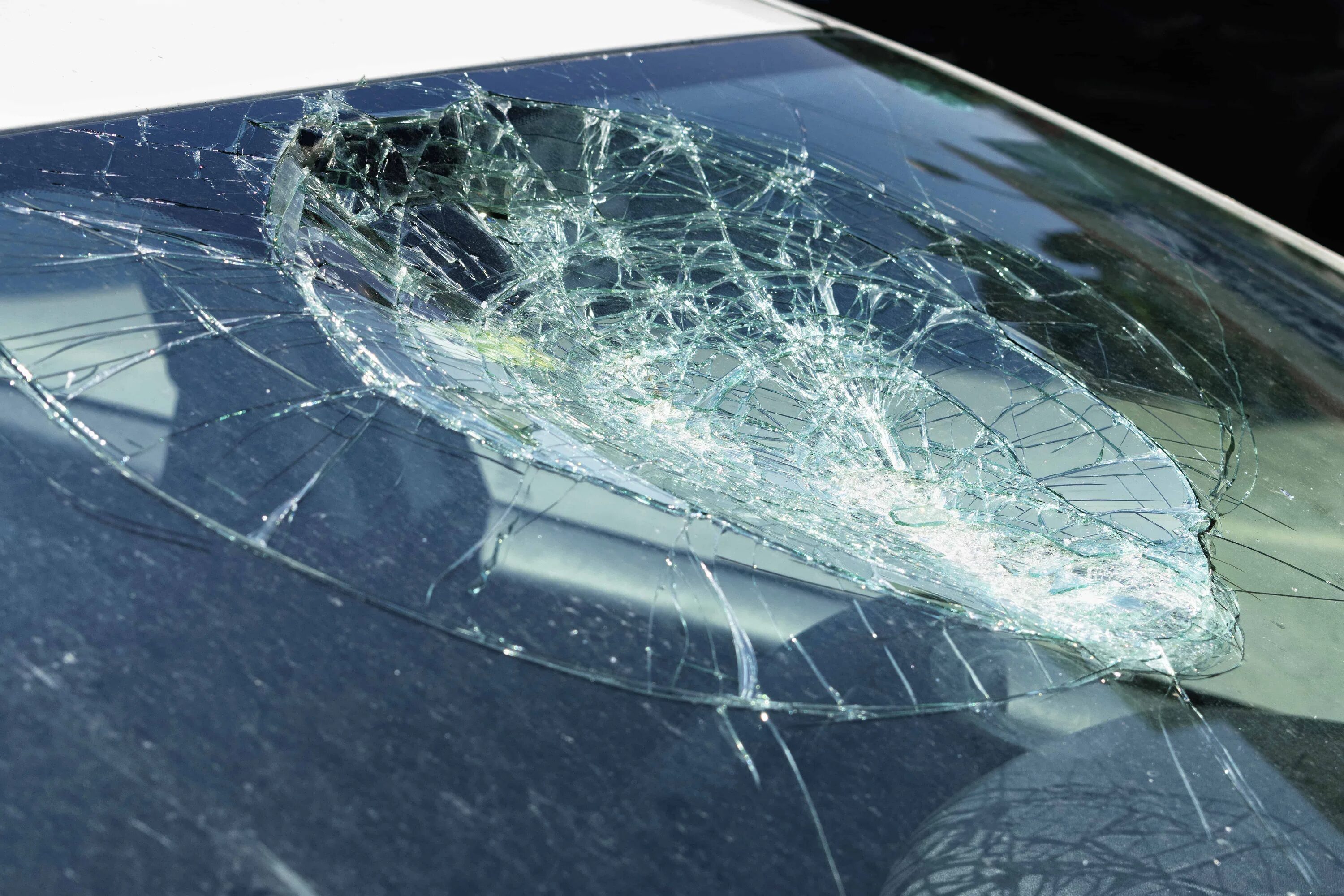 Разбитое лобовое стекло машины. Разбитое стекло. Лобовое стекло автомобиля. Стеклянная машина. Разбитое лобовое.