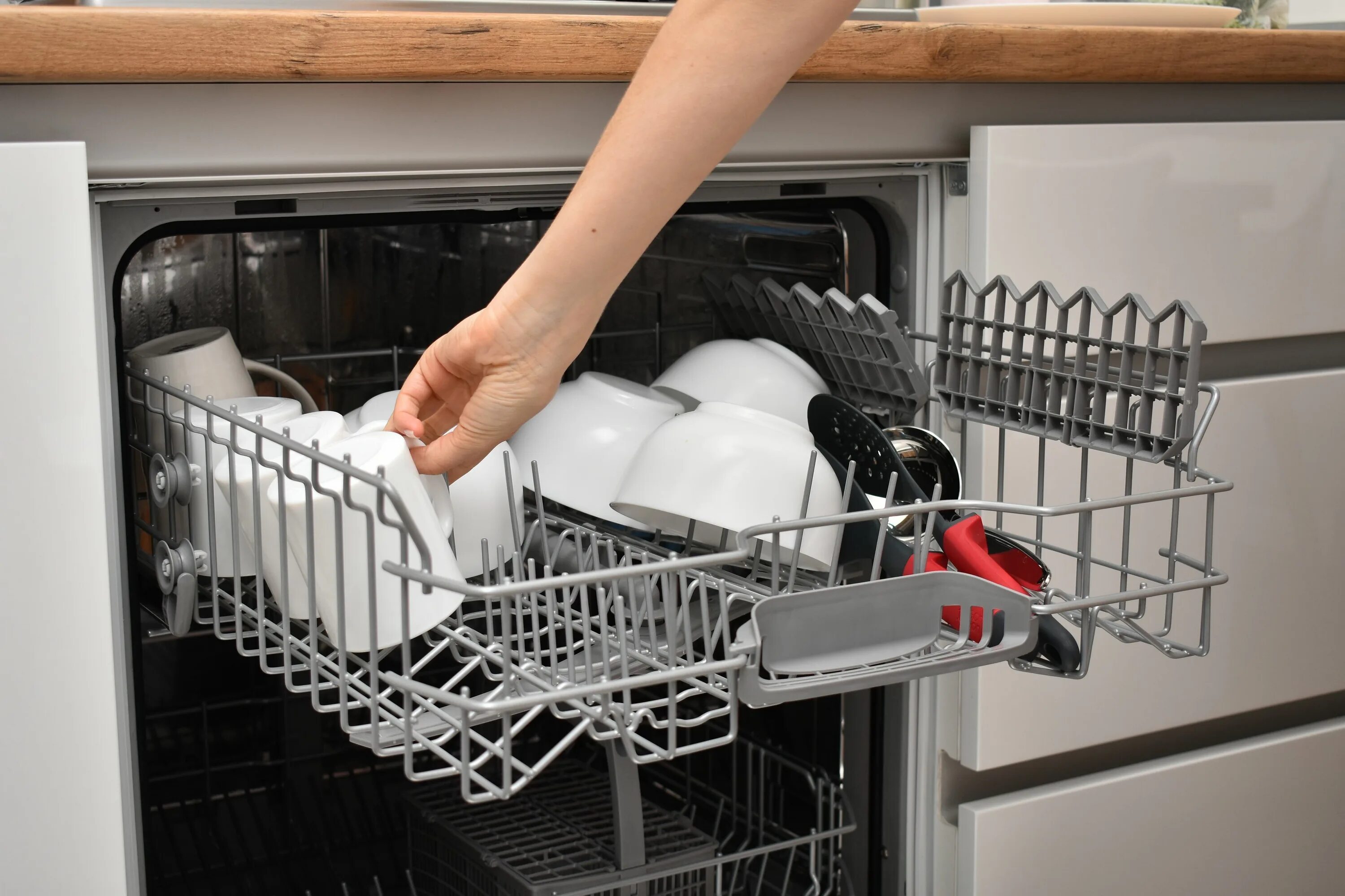 Как отмыть посудомойку. Посудомоечная машина на кухне. Посуда в посудомоечной машине. Сетка для посудомоечной машины. Крепление посудомоечной машины к мебели.