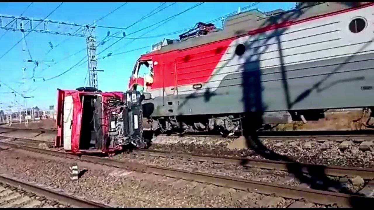 Электричка перевернулась. На Закарпатье поезд протаранил грузовик. Поезд 23 апреля