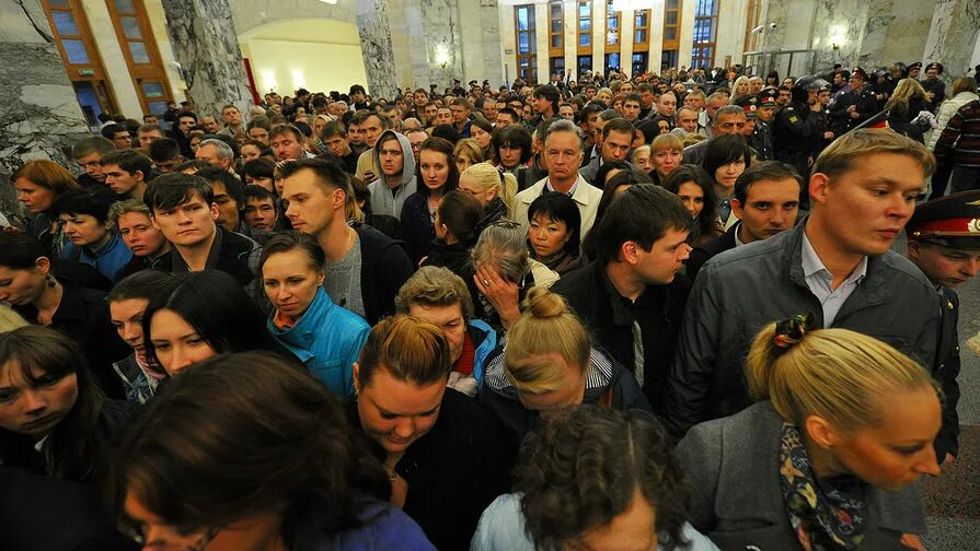 Московское метро новости. Московское метро час пик. Час пик в метро в Москве. Московское метро в час пик фото. Толпа в метро.