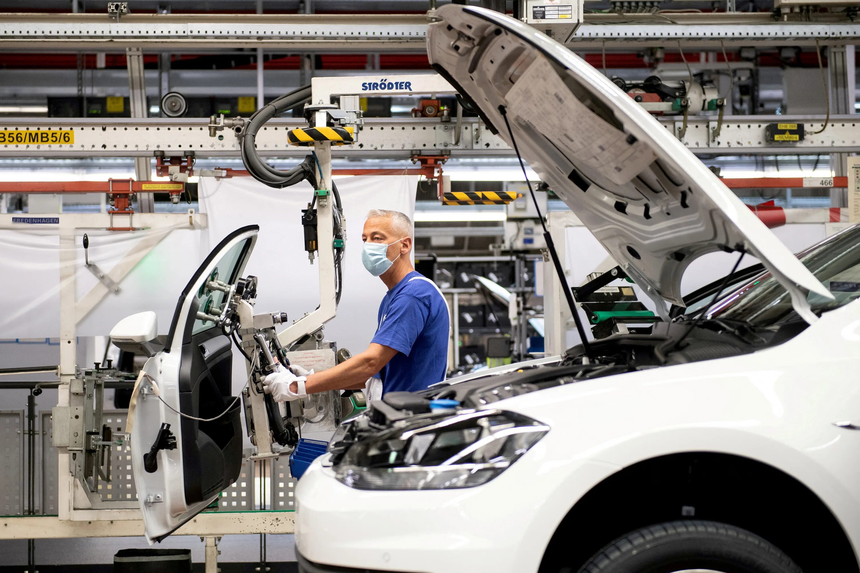Автомобилестроение зарубежной европы. Электромобильный volkswagen производство. автомобили и автомобильное хозяйство. автомобилестроение в европе.