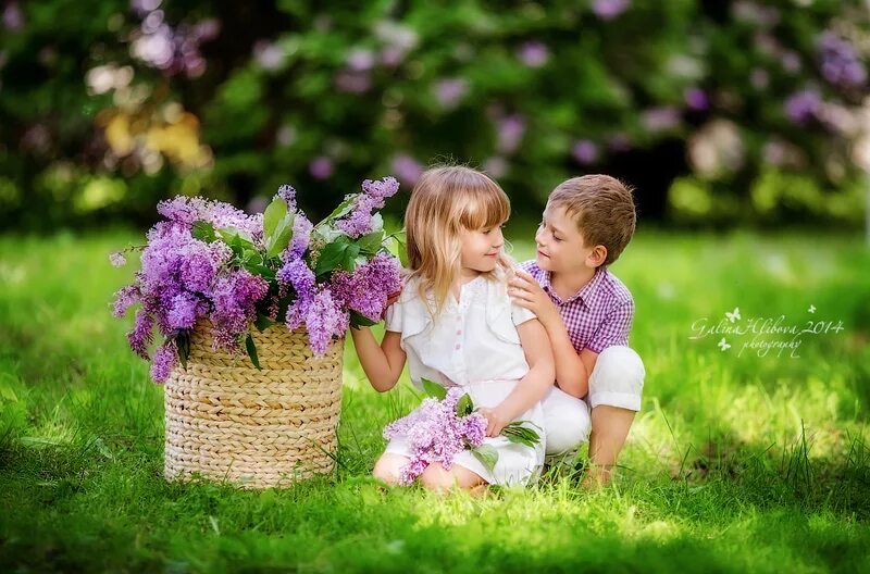 Цветы для детей. Дети с цветами. Дети и природа. Дети с корзинкой. Цветы маме и дочке