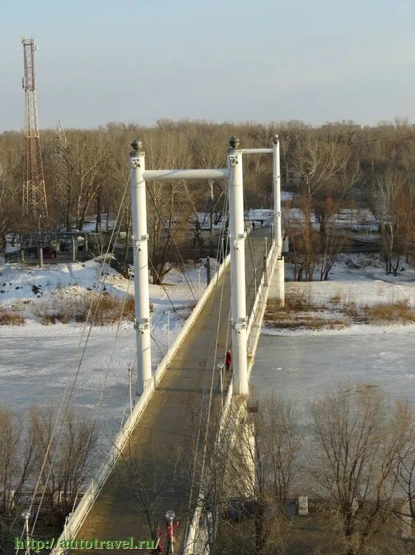 Мост через урал оренбург фото. Мост Европа Азия Оренбург. Мост через Урал Оренбург Европа Азия. Пешеходный мост через реку Урал Оренбург. Белый мост Оренбург.