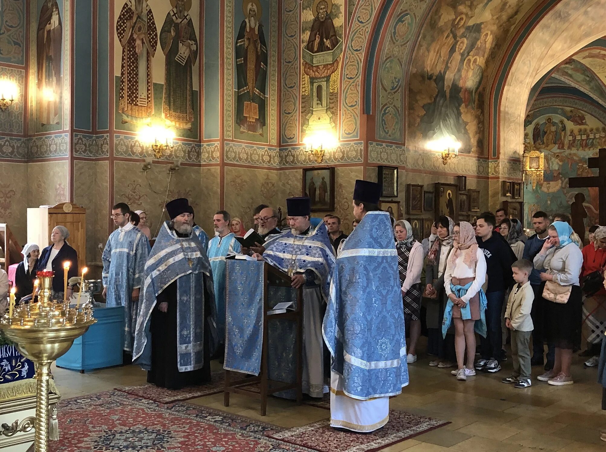 Молебен. Храм Флора и Лавра на Павелецкой духовенство. Храм Флора и Лавра на зацеп мощи св Игнатия Мариупольского. Храм Флора и Лавра на Павелецкой молебен 30 декабря.