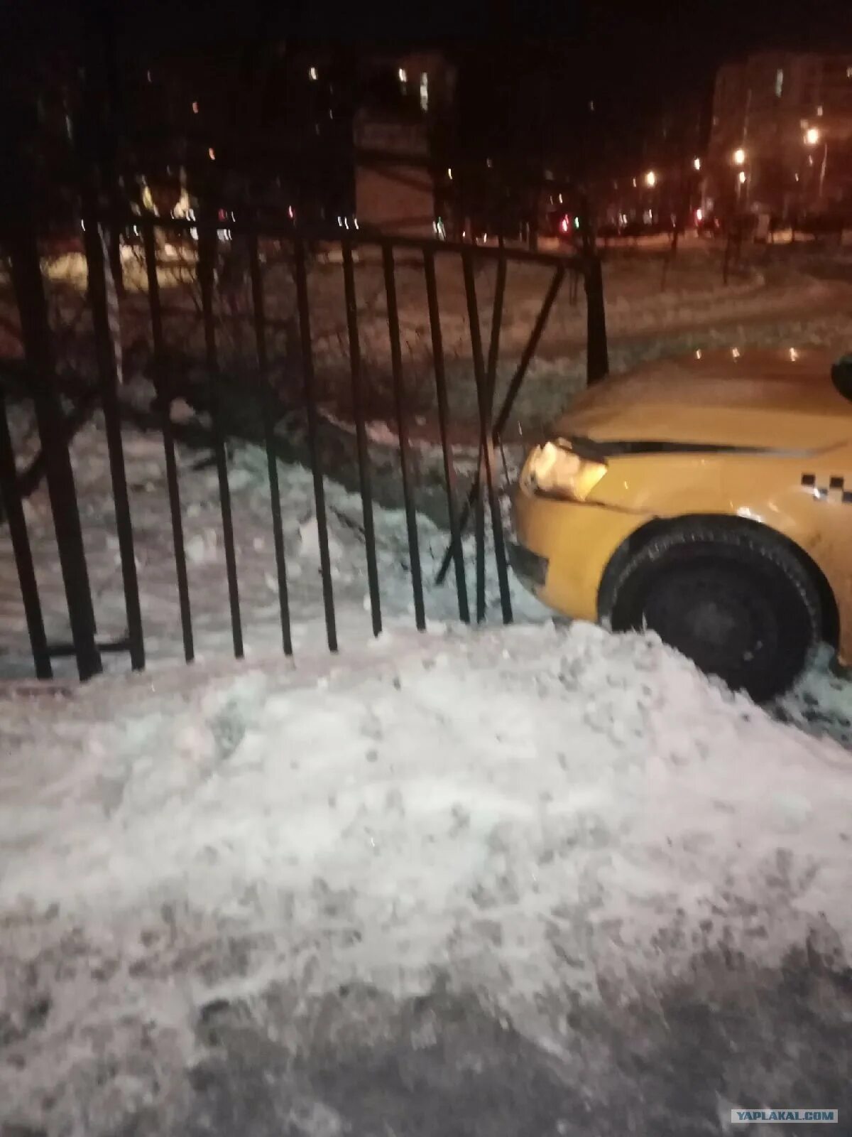Такси разбитое ночью в сугробе. Таксист сломался зимой. Омск Разбитая такси зимой. Таксист разбил