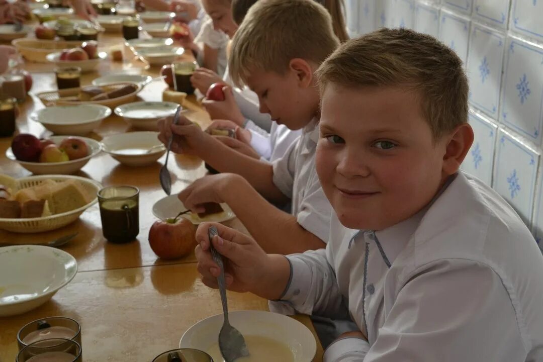 Школа качества 2015. Столовая в школе 90-х. Еда в школьной столовой в 90. Школьная столовая родители. Столовая Школьная девяностых.