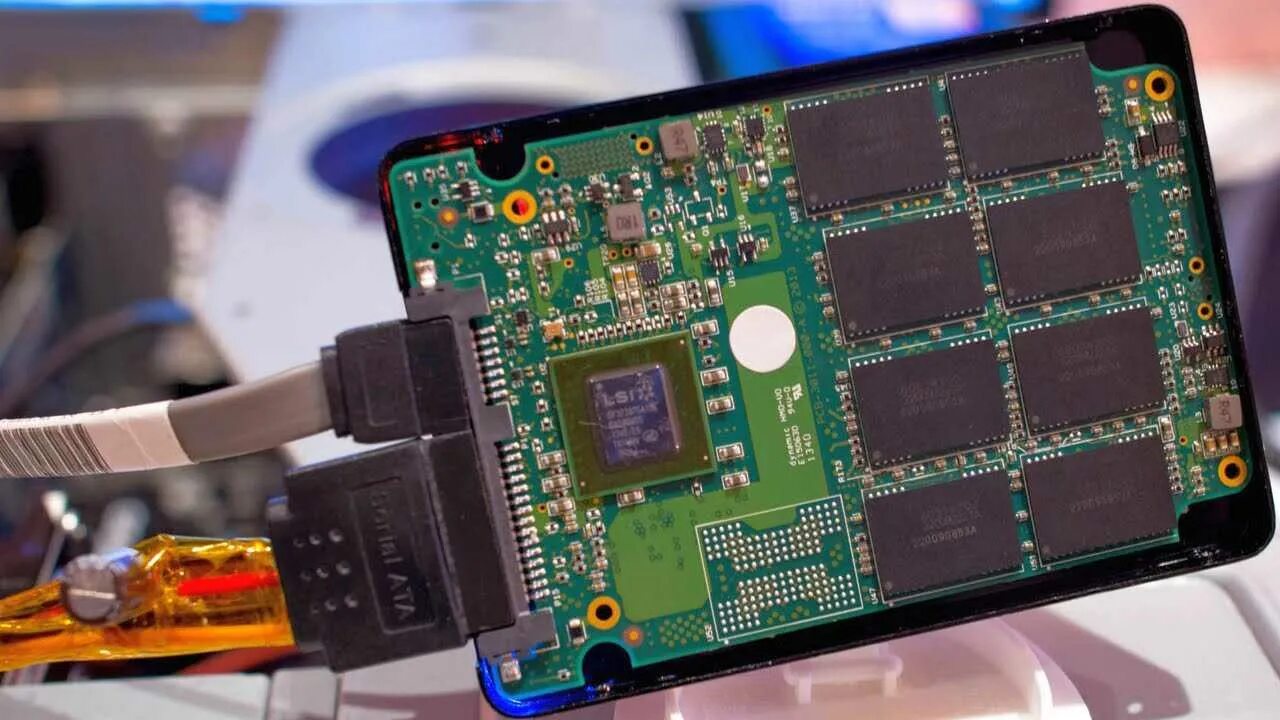 Ссд плохо работает. Диск, ссд, жесткий диск. сгоревший ssd m2. сгорел жесткий диск ссд. сгорел контроллер ssd.