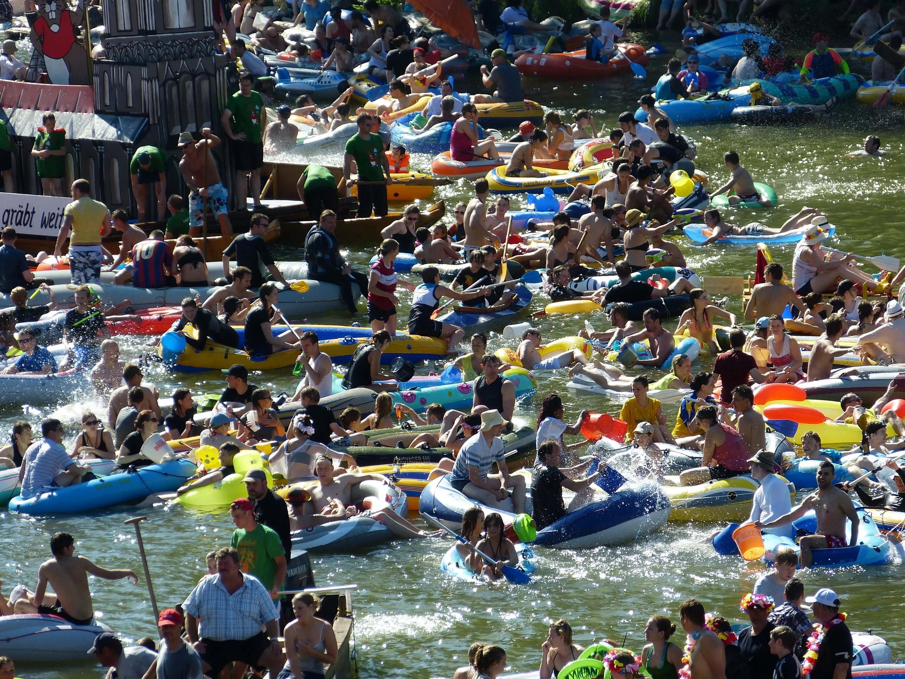 Заплыв на открытой воде. Заплыв на лодках. Плывут на лодке много людей. Отдохнуть от городской суеты фото. Отдохнуть от городской суеты