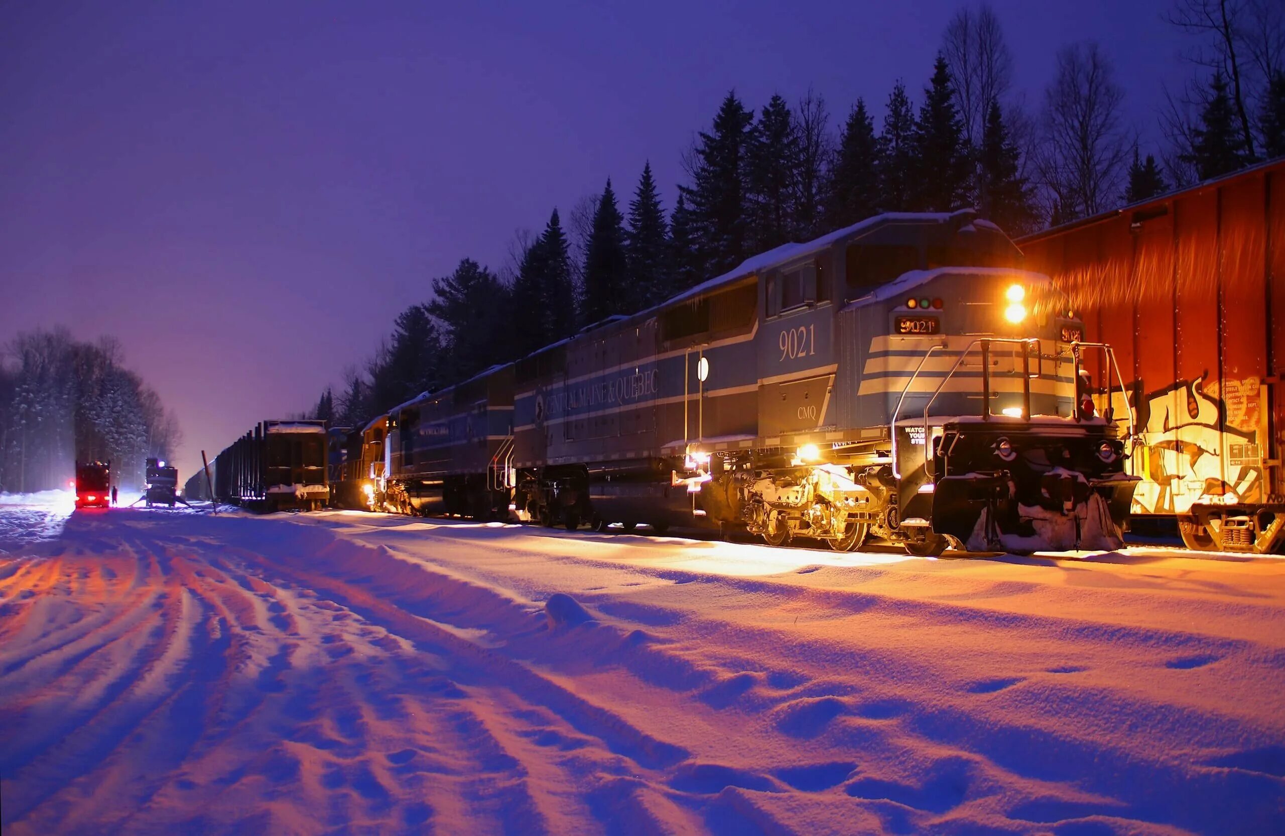 Д т зимнее. Зимний ночной поезд. Поезд зимой. Поезд ночью зимой в лесу. Паровоз зимой.
