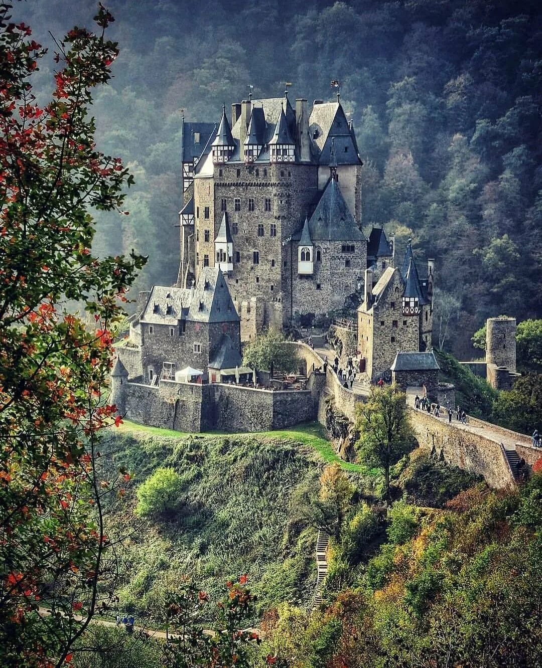 Замок Эльц Германия. Замок Эльц, Виршем, Германия. Шато Босежур замок во Франции. Замок Эльц 19 век.