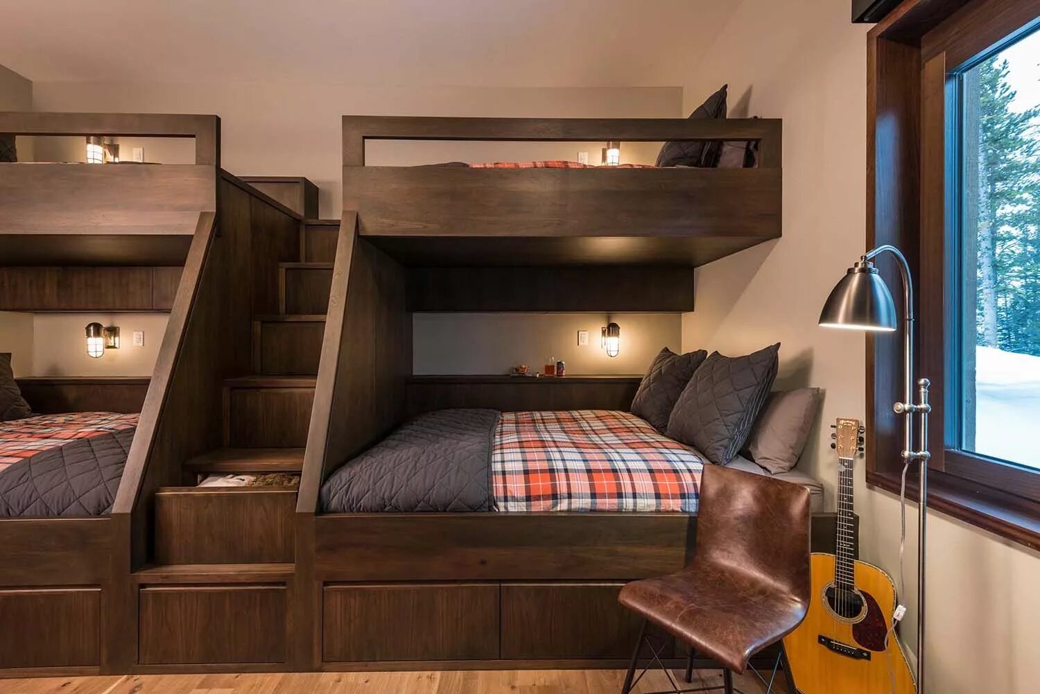Двухэтажный спальный. Двухэтажная кровать. Двухъярусная кровать лофт. Современные двухъярусные кровати. Интерьер детской с двухъярусной кроватью.