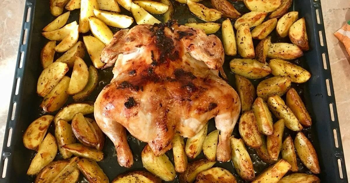 Картошечка с курочкой в духовке. Курица с картошкой в духовке. Жареная Курочка с картошкой в духовке. Картофель с курицей в духовке.