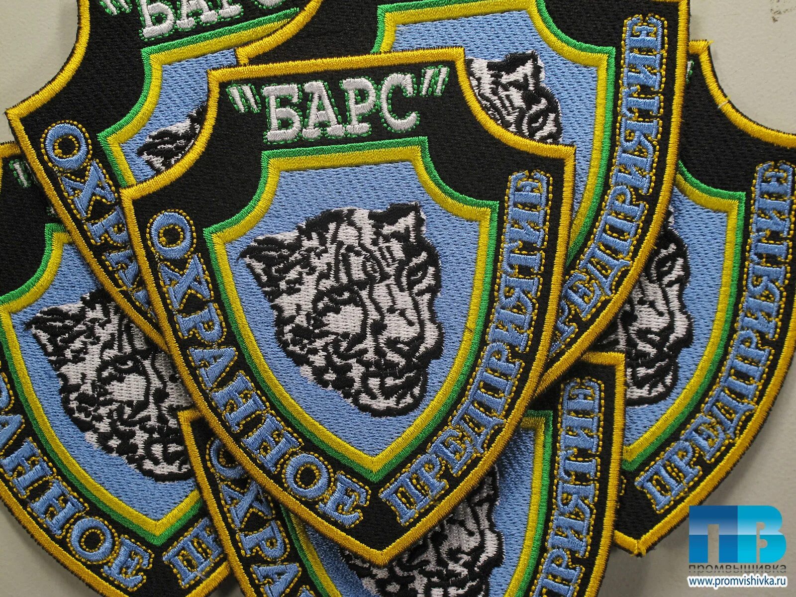 Нашивка в виде щита. Машинная вышивка шевронов и нашивок. Готовые шевроны. Готовые шевроны. Вышитые шевроны.
