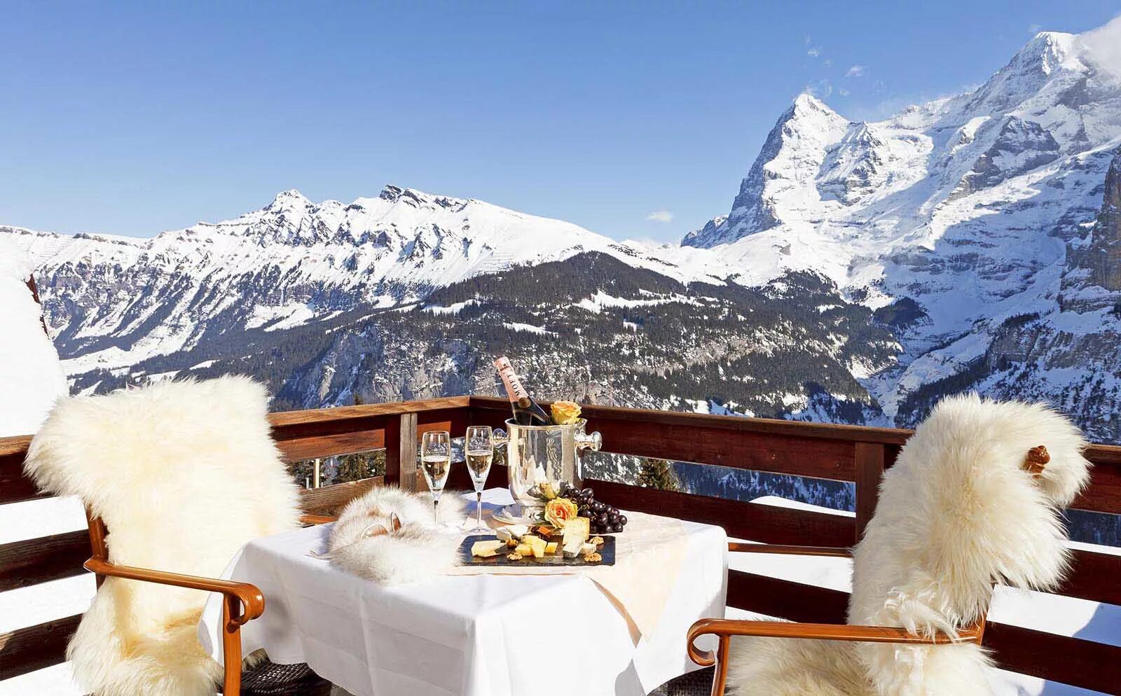 Горнолыжные кафе. Отели в Альпах Швейцарии. Швейцария Eiger Альпы. Гостиница в Альпах Швейцария. Отель Регер в швейцарских Альпах.