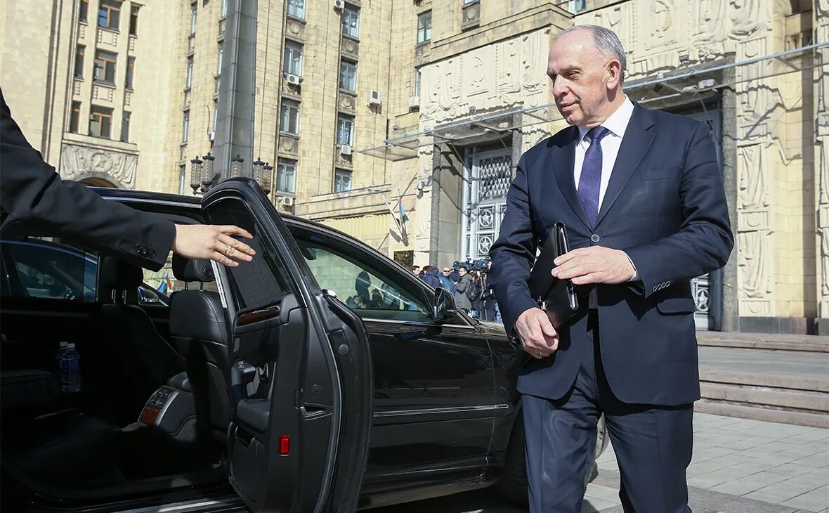 2 отзыв посла из страны. Посол России в Литве. Автомобили послов в Москве. Машина послов России в Литве. Литва отзывает посла в России.