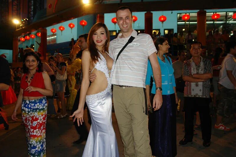 Тайка парни. Тайки с туристами. Тайские женщины мужчины. Ледибои Таиланда с туристами. Таиланд транссексуалы с туристами.