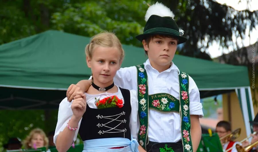Немецкие дети в россии. Национальная одежда немцев. Национальный костюм Германии. Немецкий национальный костюм детский.